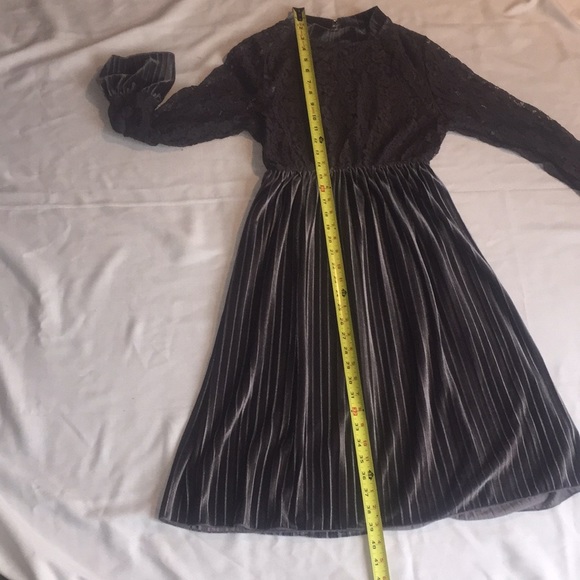 Vintage looking grey lace and velour dress. - Picture 7 of 8